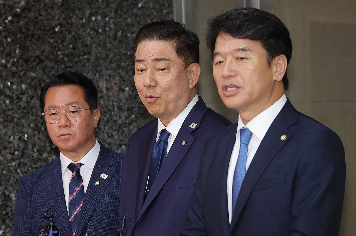 취재진 질문 답변하는 민주당 원내지도부(사진=연합뉴스)