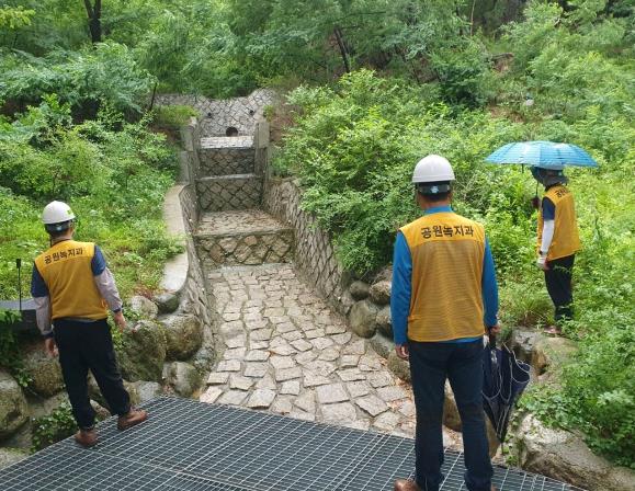 점검을 진행하는 중랑구 산사태 현장 예방단의 모습