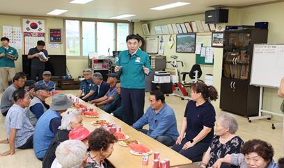 무더위쉼터 방문 어르신들 격려 모습