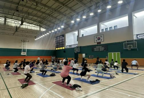 국민체력100 헬스업 운동교실 하는 모습