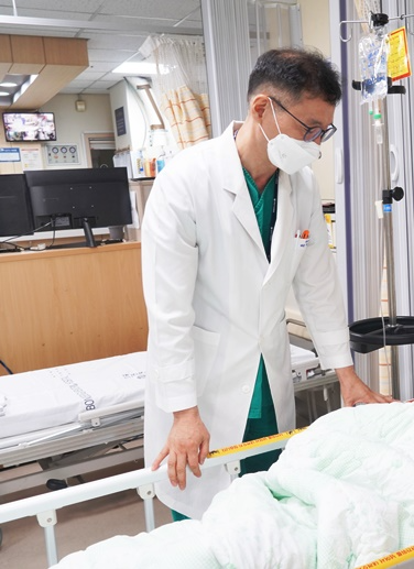 환자를 살피고 있는 봉생기념병원 응급의학과 하원선 실장.