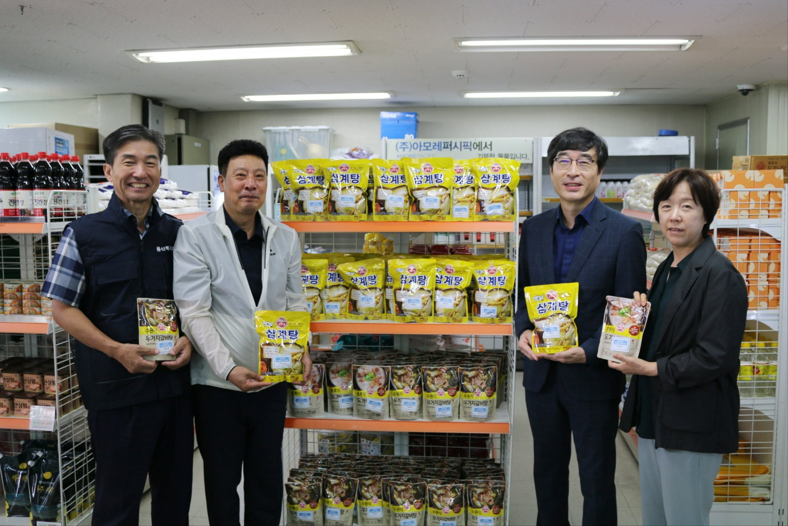 (왼쪽부터) 김경원 용산복지재단 사무국장, 송재우 용산구푸드마켓센터장, 도기탁 HDC현대산업개발 상무, 박영란 용산구청 생활지원국장.(사진=HDC현대산업개발)