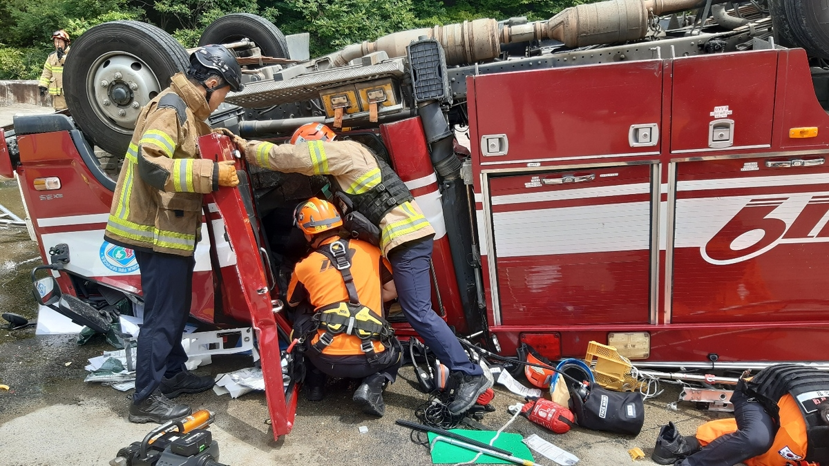 추락한 소방펌프차(사진=연합뉴스)