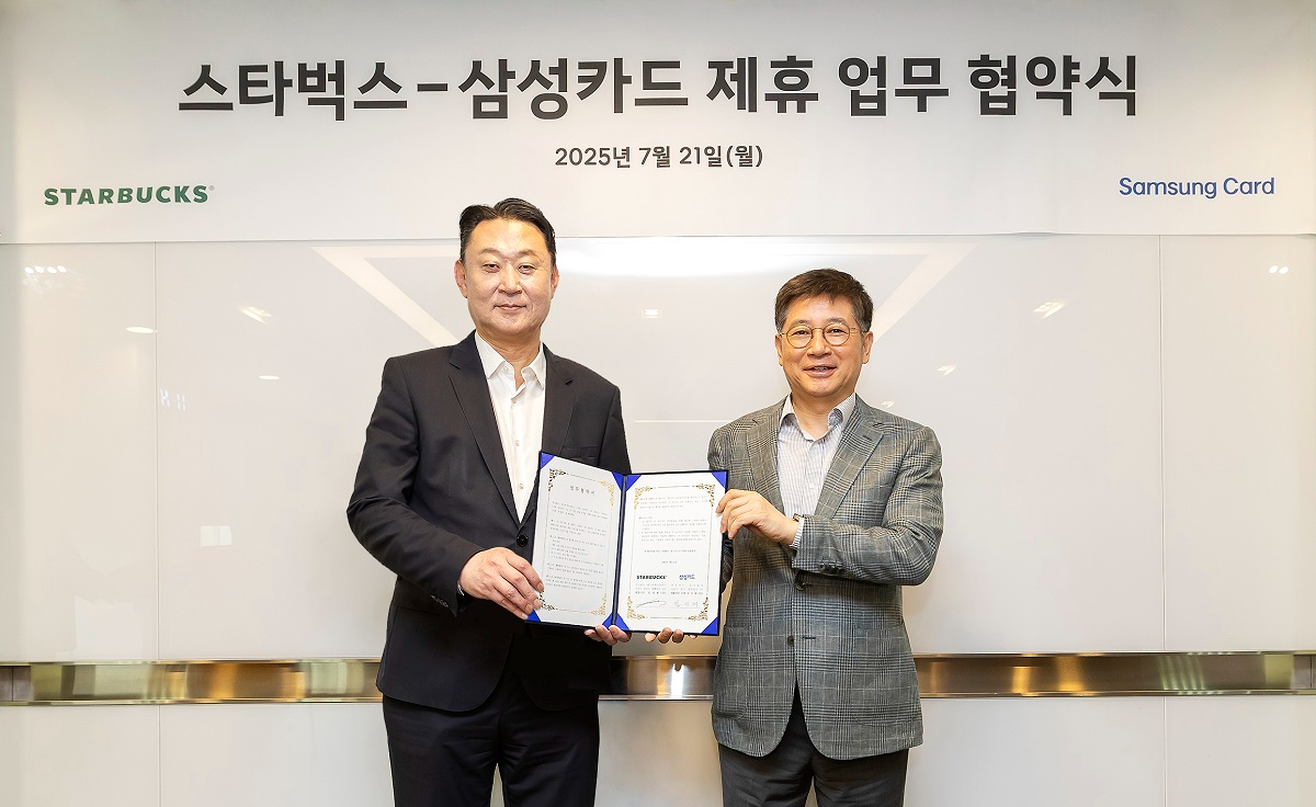 삼성카드 김이태 사장(오른쪽)과 스타벅스 코리아 손정현 대표가 기념사진을 촬영하고 있다. 사진=삼성카드