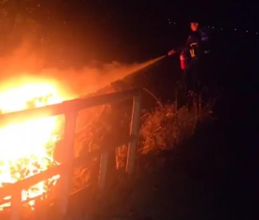 화재 진압하는 경찰관들(사진=연합뉴스)