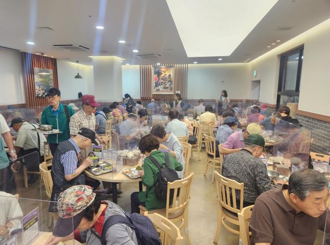 서리풀 시니어 레스토랑 내부