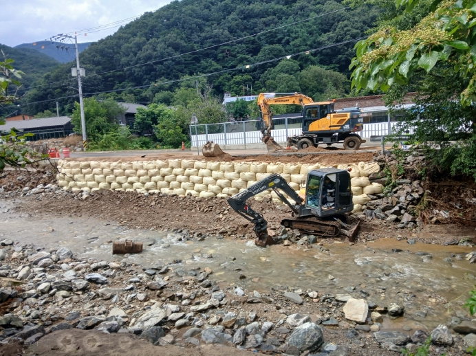 천안시는 지난 16일부터 20일까지 닷새간 내린 집중호우로 유실된 시도 11호선 광덕리 560번지 일원에 톤마대를 설치하는 등 보강 조치했다.