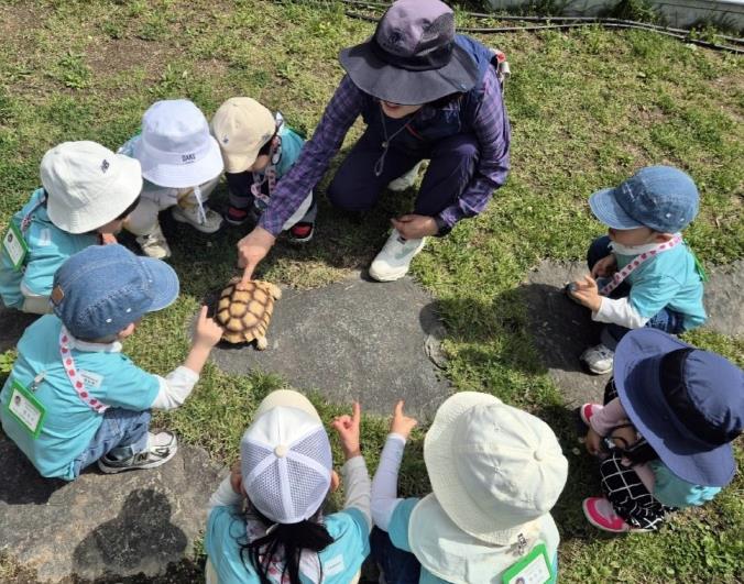 성북구 유아 숲 학교 프로그램에 참여한 아이들 모습