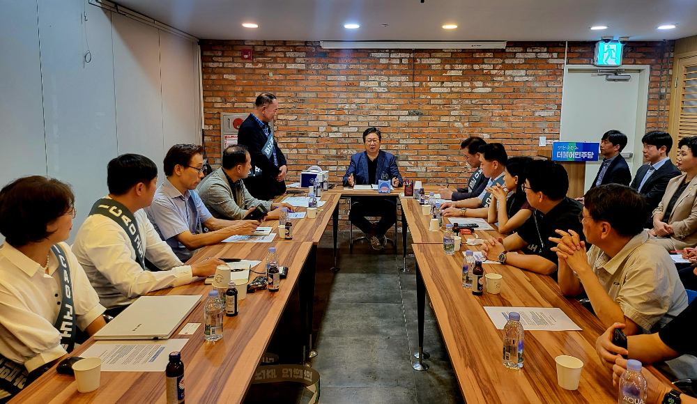 목동 재건축 연합회 위원장들과 황희의원이 ICAO 고도제한 개정안의 영향에 대해 논의하고 있다.(사진=목재련)