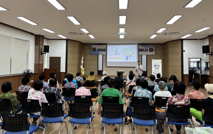 웰다잉 강사들이 능주면복지회관에서 강의하고 있는 모습
