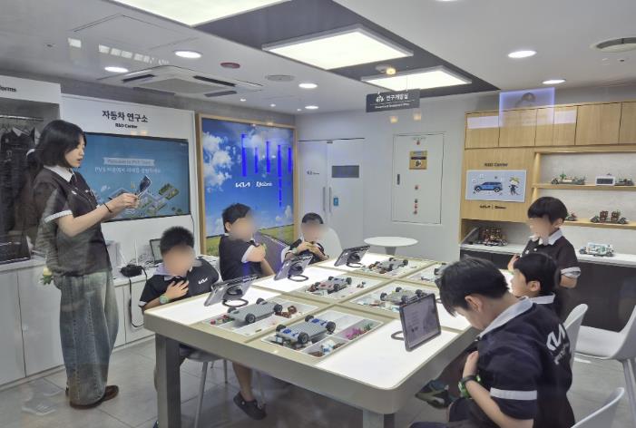 키자니아서울에서 직업 체험 활동을 하는 어린이들