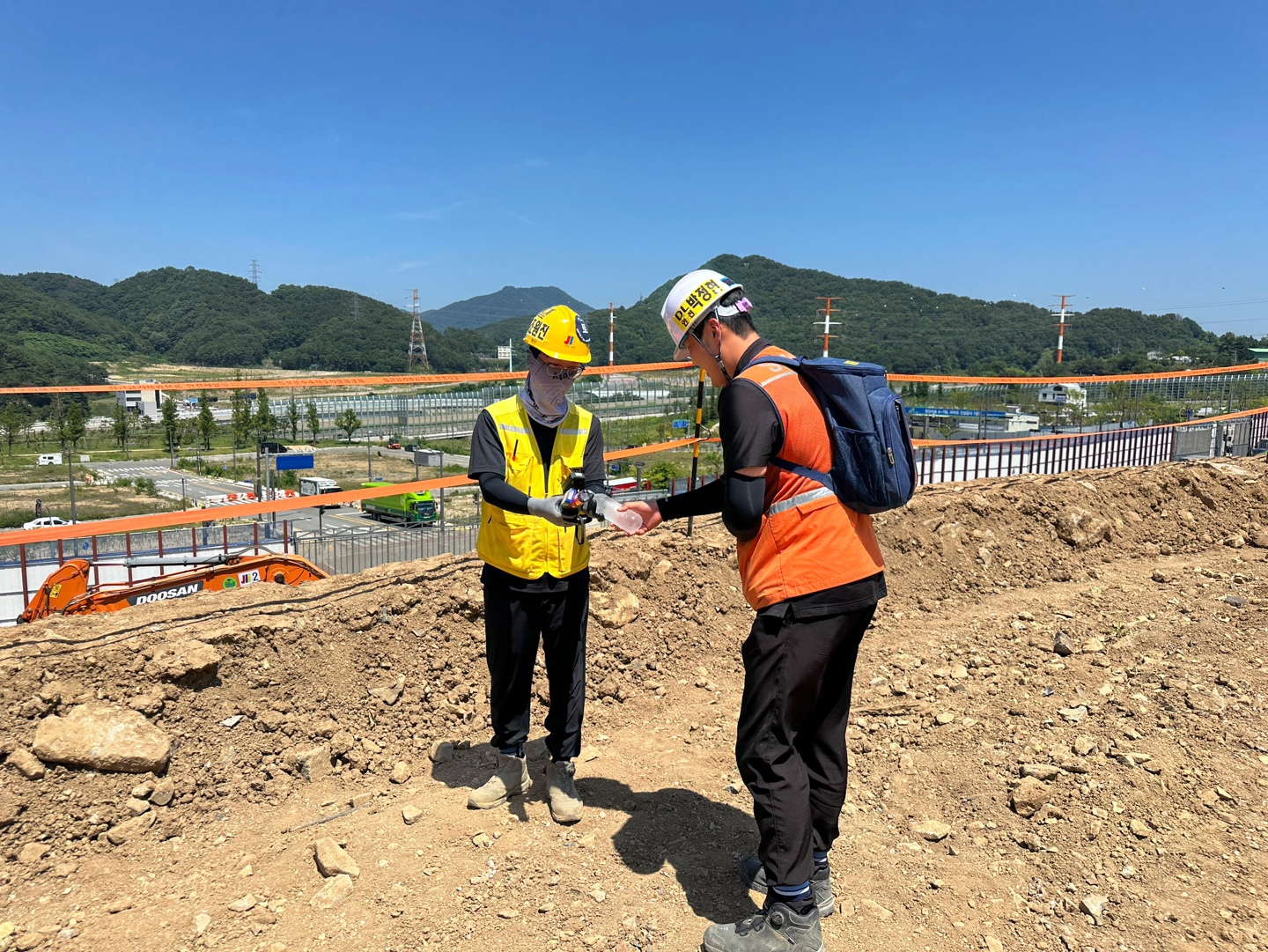 보건관리자의 근로자 물 보급 및 작업 전 토시 보급 사진. (사진=DL건설)