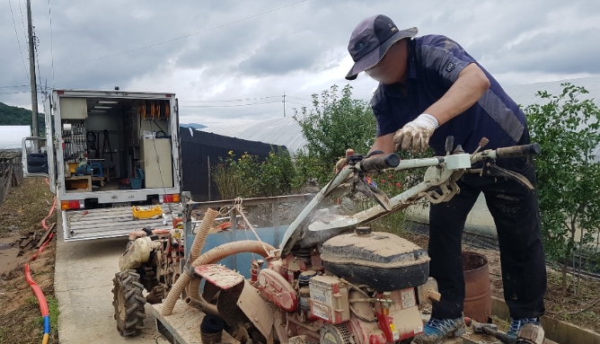 1. 천안시가 집중호우로 침수된 농업기계에 대해 긴급 수리를 지원하고 있다.