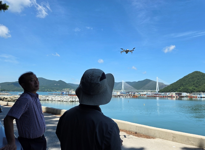 남면 가두리 양식장 밀집 해역에서 드론을 활용한 적조 예찰 활동을 하고 있다.