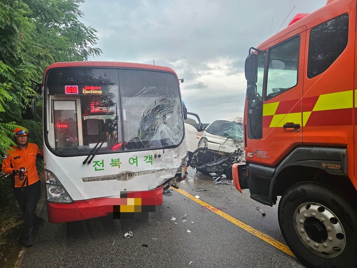 사고가 난 트럭과 시외버스(사진=연합뉴스)