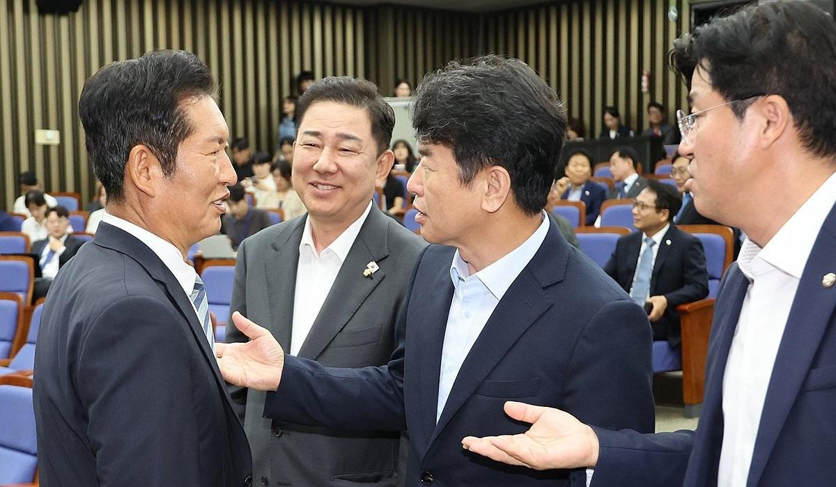 원내지도부와 대화하는 정청래 신임 당대표(사진=연합뉴스)