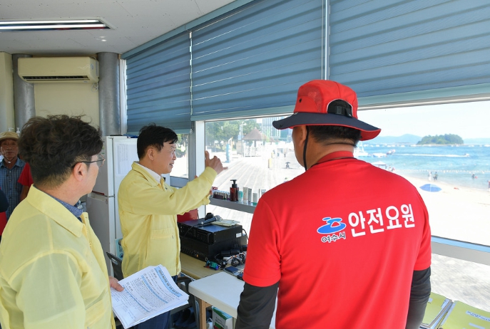정기명 여수시장이 지난 7월 29일 하절기 현안 사업 및 폭염 관련 안전 점검을 위해 웅천 해수욕장을 방문했다.