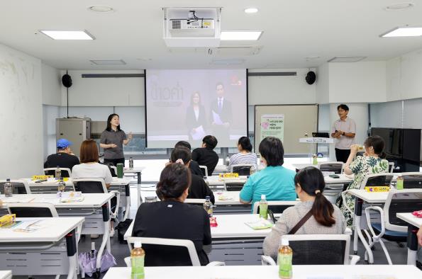 도봉구 지역 내 아동 보호자들이 느린 학습자 양육 교육을 듣고 있다.
