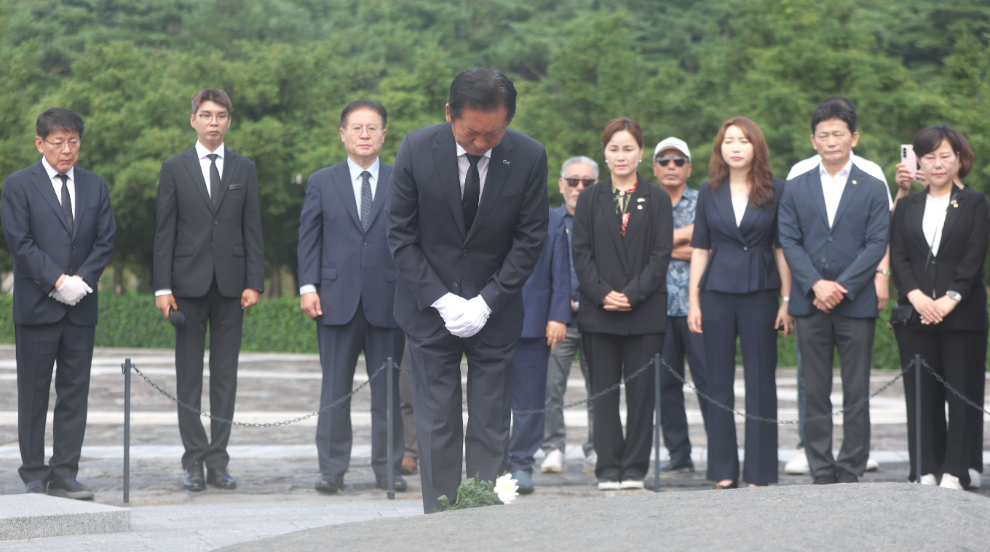 노무현 전 대통령 묘역에 분향하는 정청래 대표(사진=연합뉴스)