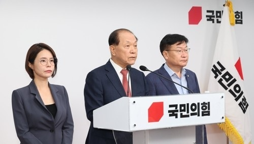 황우여 선거관리위원장, 본경선 진출자 발표(사진=연합뉴스)