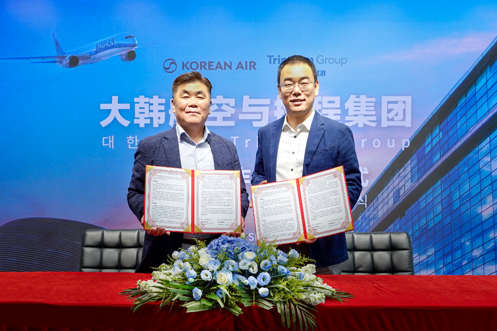 대한항공이 중국 온라인 여행사 '씨트립(Ctrip)'과 전략적 파트너십을 맺고 중화권 시장 공략에 나섰다. 사진은 협약식에 참석한 박요한 대한항공 중국지역본부장(왼쪽)과 장용(Zhang Yong) 트립닷컴 그룹 항공권 사업부 CEO가 기념 촬영을 하고 있는 모습.(사진=대한항공)