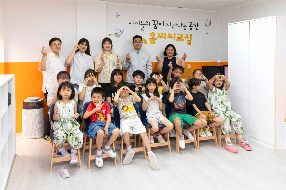 새롭게 개소한 홈씨씨교실 8호점에서 아동들과 관계자들이 기념촬영을 하고 있다.(사진=KCC글라스)