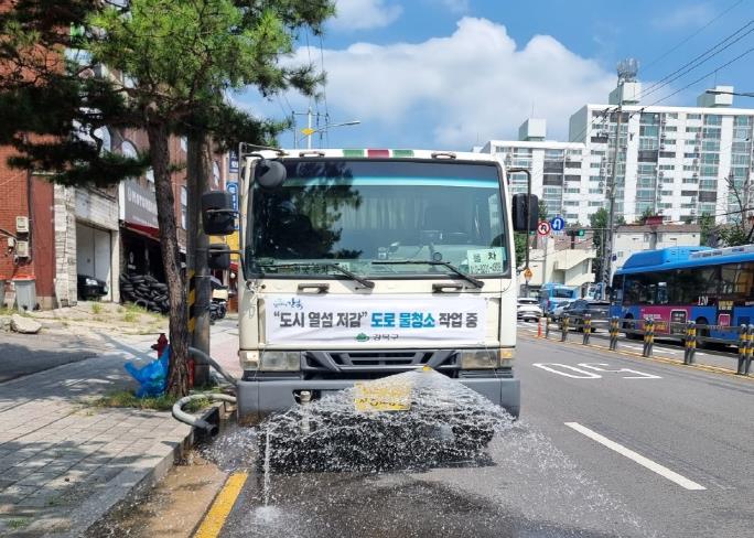 강북구가 열섬현상 완화를 위해 주요 간선도로에 살수작업을 진행하고 있는 모습