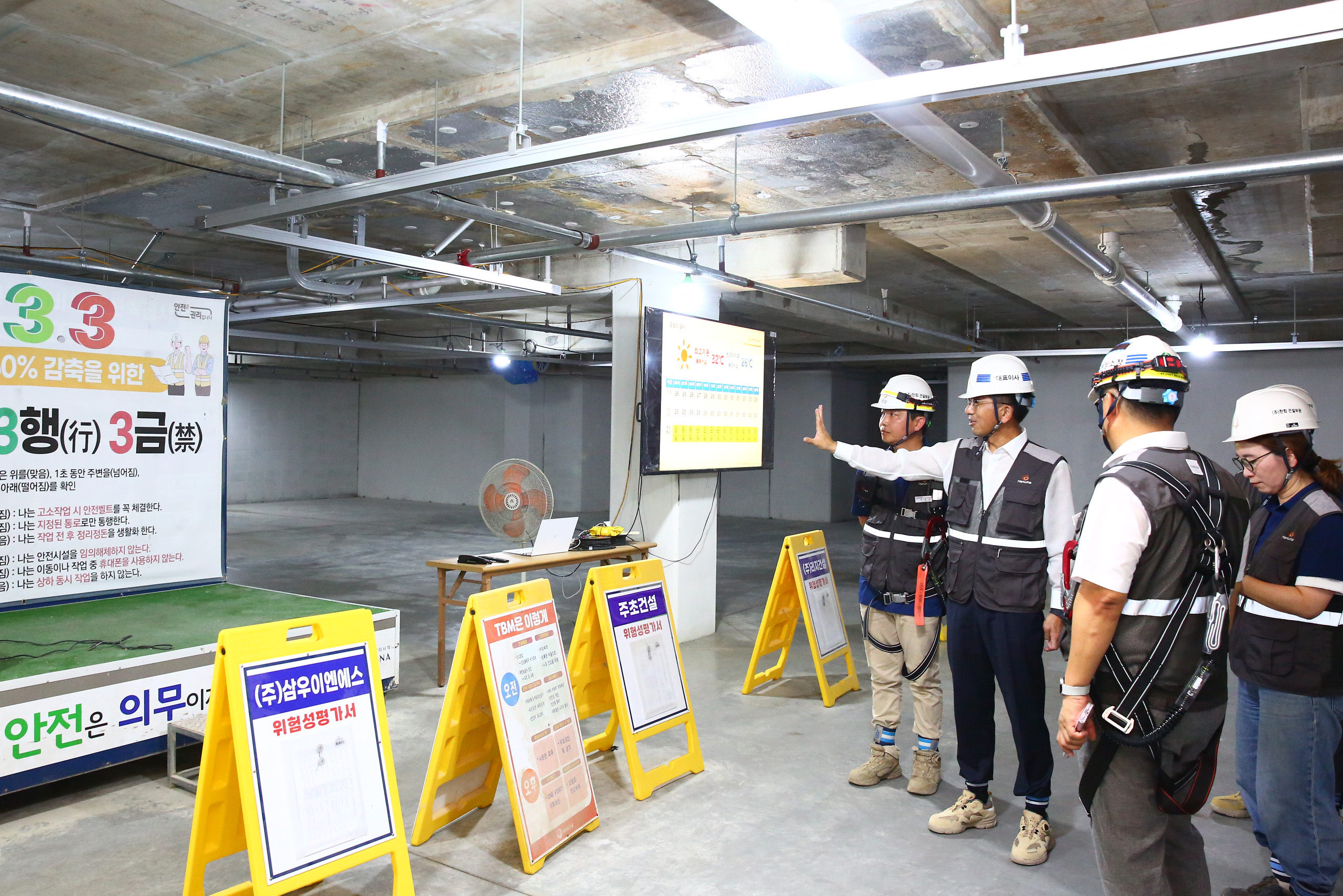 한화 건설부문 김승모 대표이사가 부산 남구 대연동 공사현장에서 아침 조회 시 혹서기 안전수칙 전파 절차를 점검하고 있다.(사진=한화 건설부문)