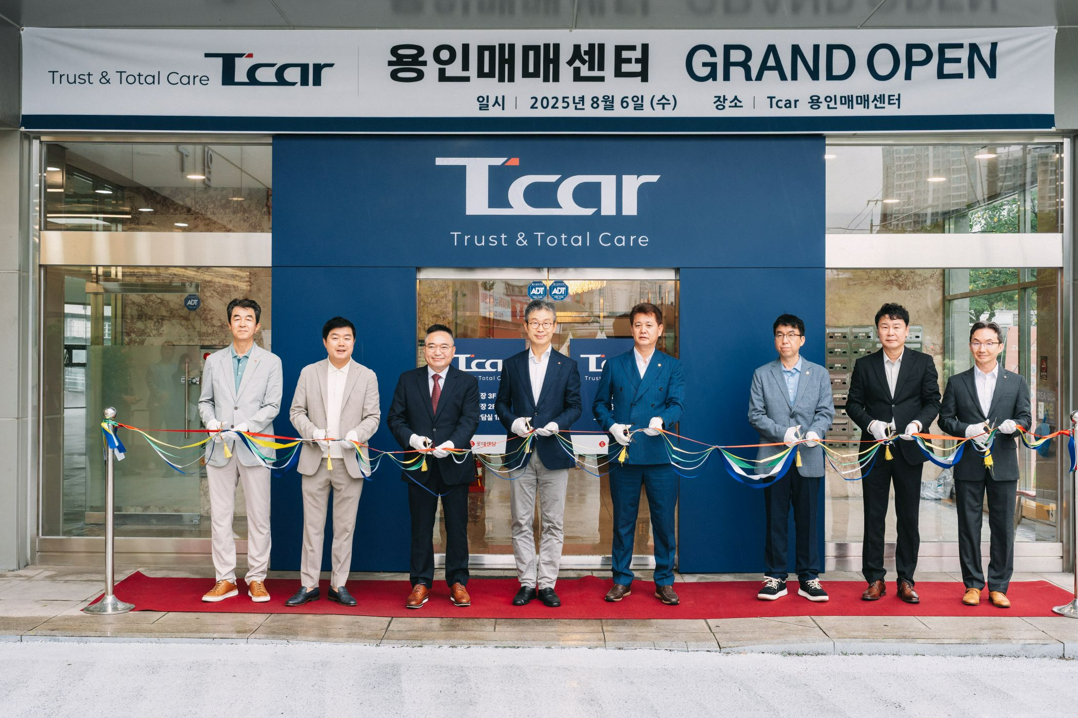 (왼쪽부터) 롯데오토케어 이규필 대표, 롯데렌탈 주경이 T car 사업부문장, 한국자동차진단보증협회 정욱 회장, 롯데렌탈 최진환 대표, 한국자동차매매사업조합연합회 엄태권 회장, 경기도자동차매매사업조합 임현 용인지부장, 선보 정봉선 이사, 롯데렌탈 조근행 마케팅부문장.(사진=롯데렌탈)