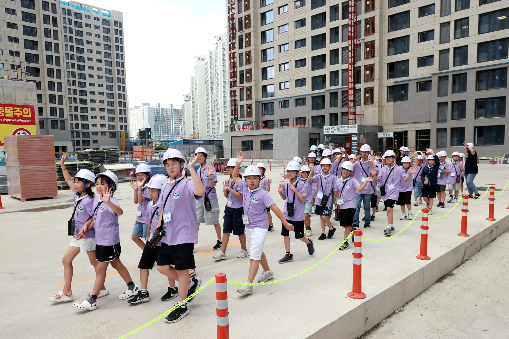 대우건설 임직원 자녀들이 현장 견학을 진행하고 있다.(사진=대우건설)