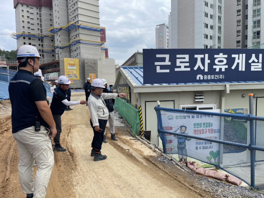 중흥건설 백승권 대표이사가 지난 7일 광주 ‘송암공원 중흥S-클래스’ 건축 현장에서 온열질환 예방 대책 이행 여부를 불시 점검하고 있는 모습.(사진=중흥그룹)