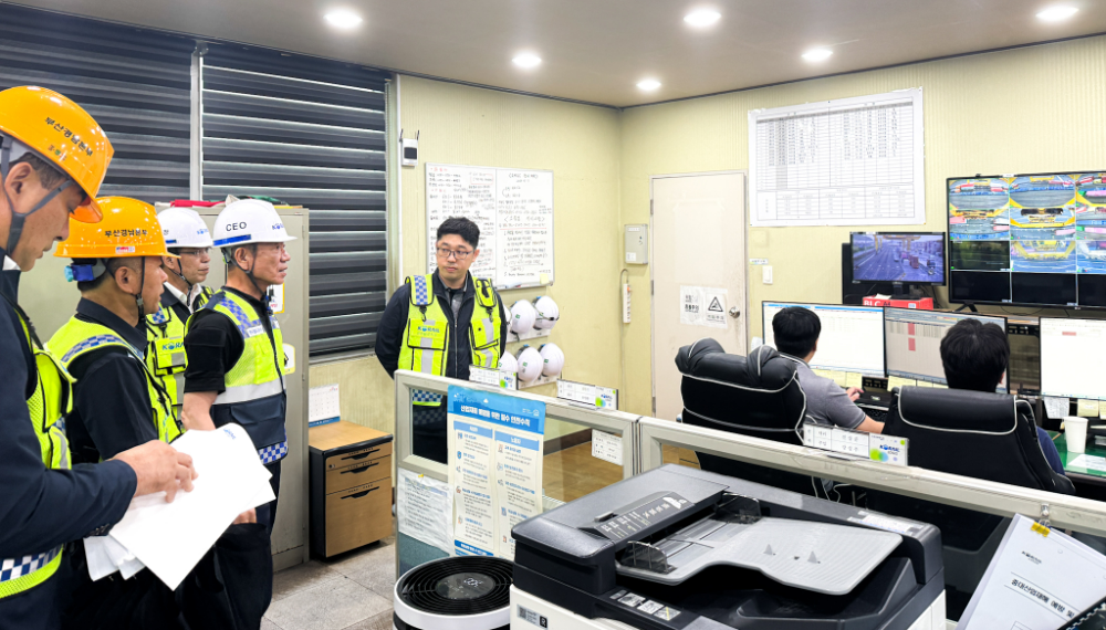 한문희 코레일 사장(사진 오른쪽에서 두번째)이 12일 부산신항 북철송장역에서 컨테이너 화차의 하역 과정을 모니터링 하고 있다.(사진=코레일)