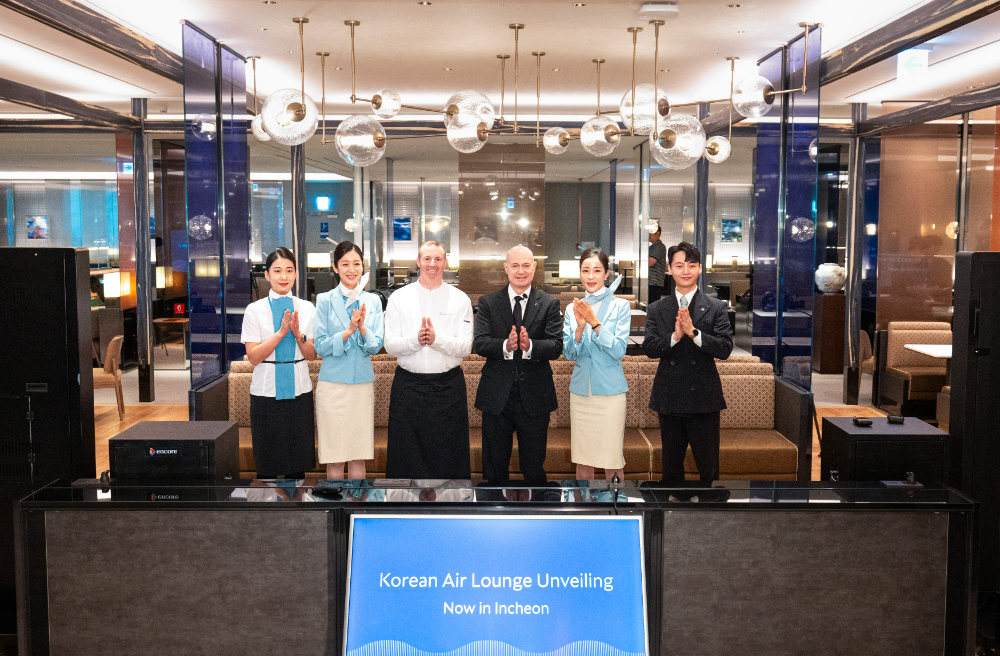 행사에 참석한 David Pacey 대한항공 기내식기판 및 라운지 부문 부사장(왼쪽에서 네 번째)과 직원들이 기념사진을 촬영하는 모습.(사진=대한항공)