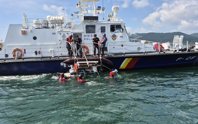 전복 된 모터보트를 복원 시키고 있는 울산해경.(제공=울산해양경찰서)