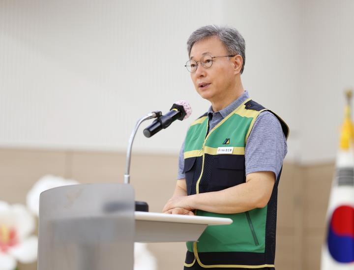 18일 구로구청 강당에서 열린 2025년 을지연습 구청장 특별안보교육에서 장인홍 구로구청장이 교육을 진행하고 있다.