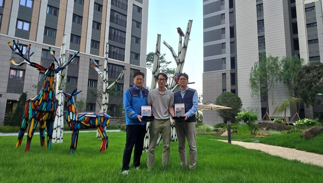 (왼쪽부터) 김정재 DL이앤씨 현장소장, 권오규 입예협 회장, 하동완 DL이앤씨 차장.(사진=DL이앤씨)