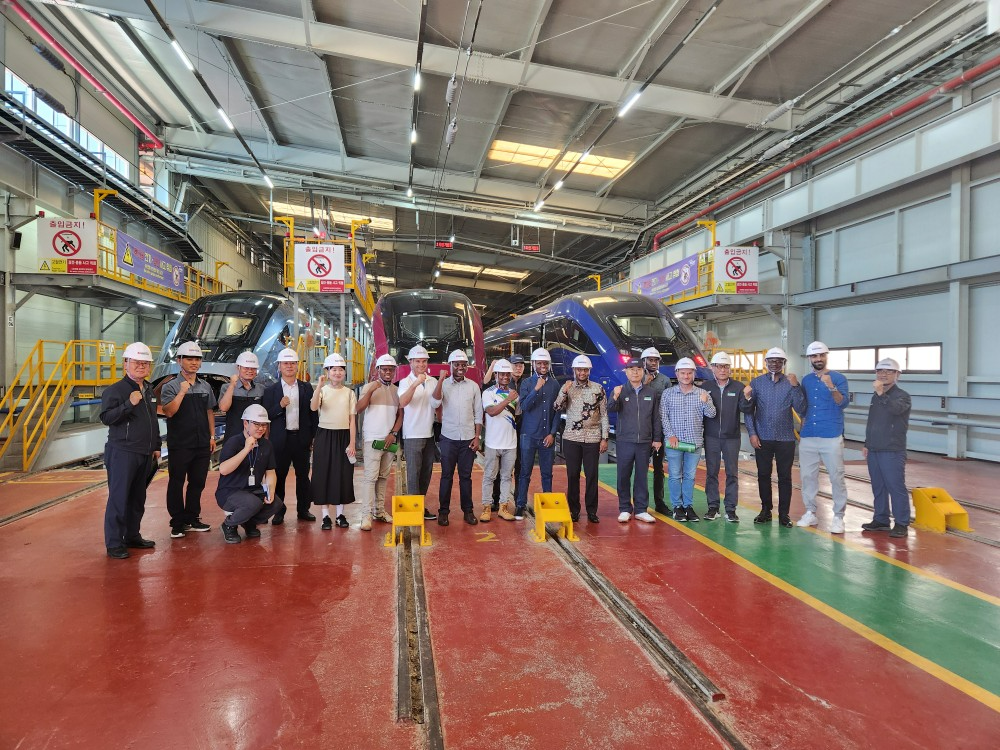 한국철도공사(코레일)가 14일 주한 탄자니아 대사를 비롯한 해외 철도기관 유학생들과 함께 경남 창원의 로만시스㈜ 공장을 방문해 현장 견학을 진행했다.(사진=코레일)