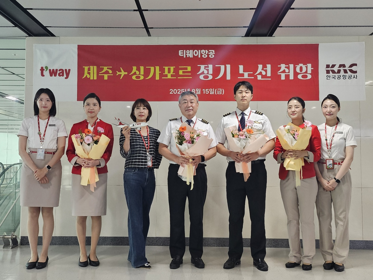 티웨이항공은 지난 15일 제주국제공항에서 김세미 제주지점장(왼쪽에서 세 번째)과 관계자들이 참석한 가운데 제주-싱가포르 신규 취항식 행사를 진행했다.(사진=티웨이항공)