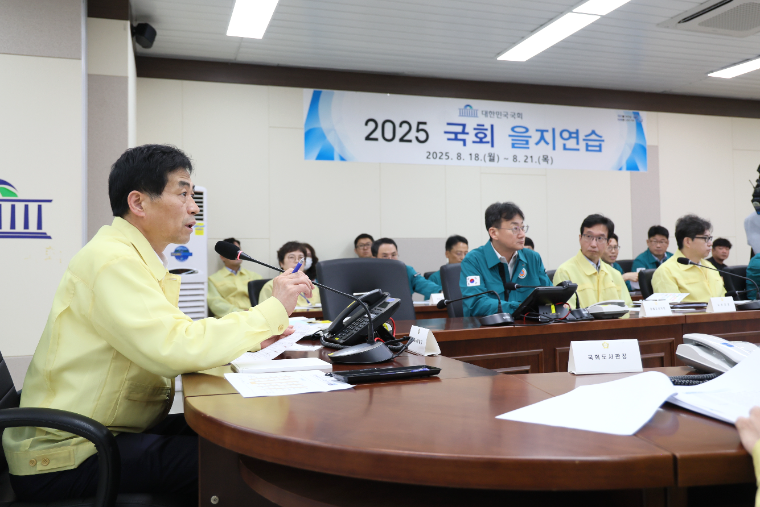 김민기(왼쪽) 국회사무총장 (사진=국회사무처)
