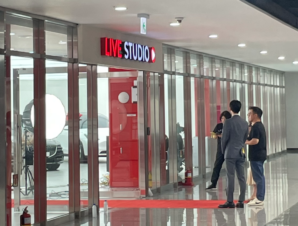 SK렌터카 오토옥션에 마련된 라이브 방송 스튜디오 전경.(사진=SK렌터카)