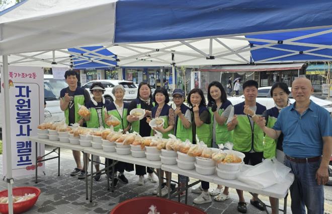 서대문구 북가좌2동 자원봉사캠프와 연안식당이 수해 가구를 위한 나눔 활동으로 주위에 귀감이 됐다.