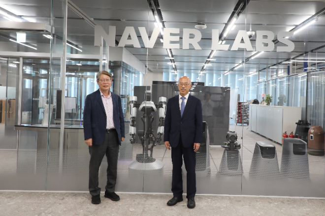 조원철 법제처장(오른쪽)이 인공지능 로봇 산업의 발전을 위한 법·제도 개선방안을 의하기 위해 네이버 1784를 방문했다(사진=법제처)