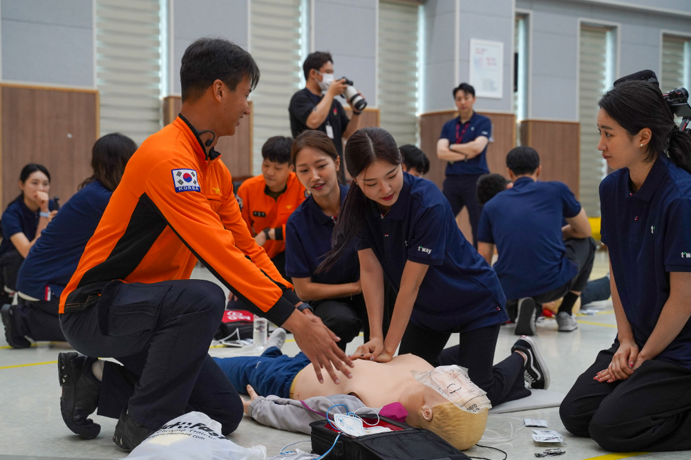 티웨이항공 객실 승무원들이 소방안전 교육 훈련을 통해 심폐소생술(CPR) 및 기내 응급처치 등 고강도 안전 훈련을 받고 있다.(사진=티웨이항공)