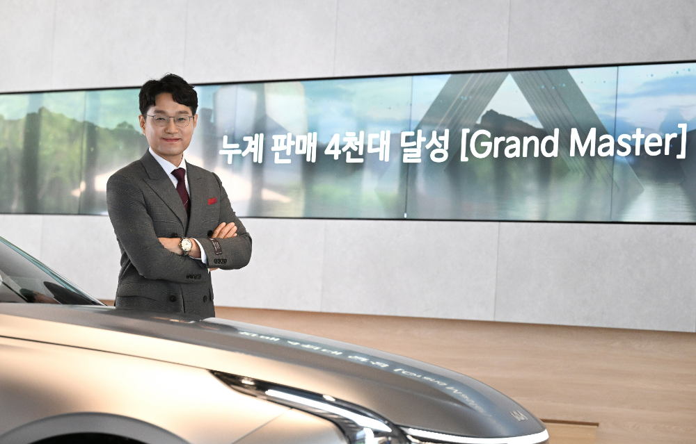 기아 이성흠 선임 오토컨설턴트가 Kia 360에서 기념 촬영을 하는 모습.(사진=기아)