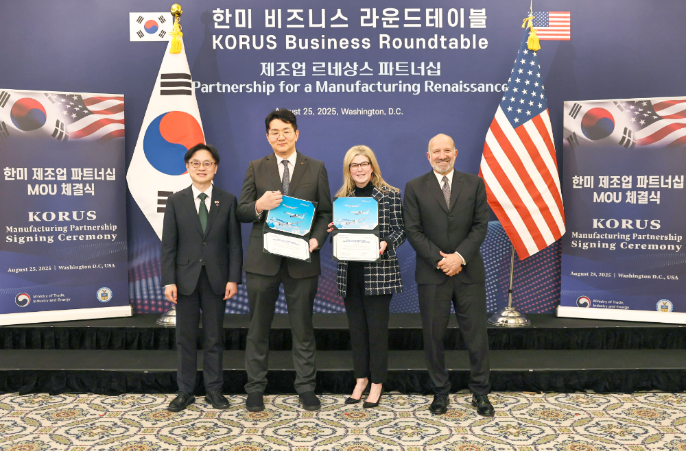 (왼쪽부터) 김정관 산업통상자원부장관, 조원태 한진그룹 회장, 스테파니 포프(Stephanie Pope) 보잉 상용기 부문 사장 겸 최고 경영자, 하워드 러트닉(Howard Lutnick) 미국 상무부 장관이 기념 촬영을 하는 모습.(사진=대한항공)