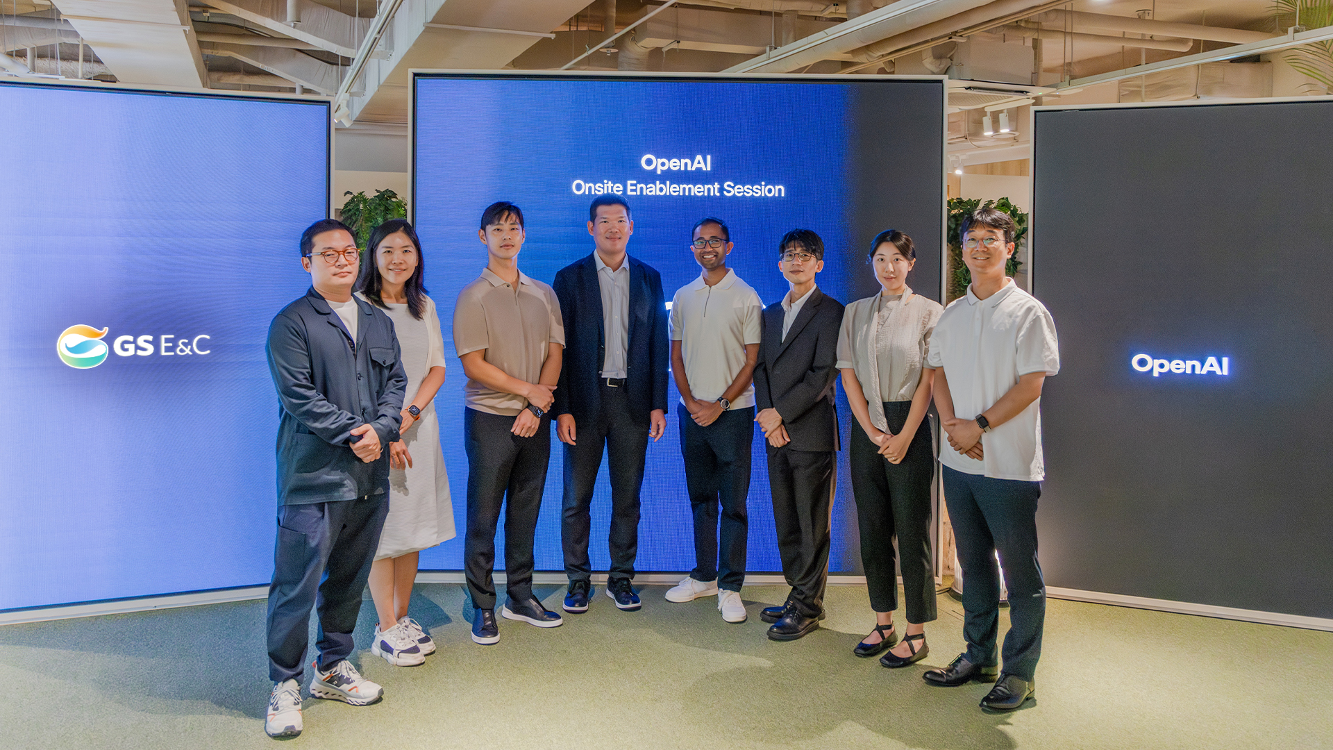 서울 종로구 GS건설 본사서 21일 GS건설 허윤홍 대표(사진 왼쪽 4번째) 및 관계자와 OpenAI 담당자들이 기념사진을 촬영하고 있다.(사진=GS건설)