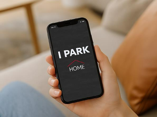 미래형 종합 건강서비스를 어플을 통해 스마트폰으로 이용할 수 있다.(사진=HDC현대산업개발)