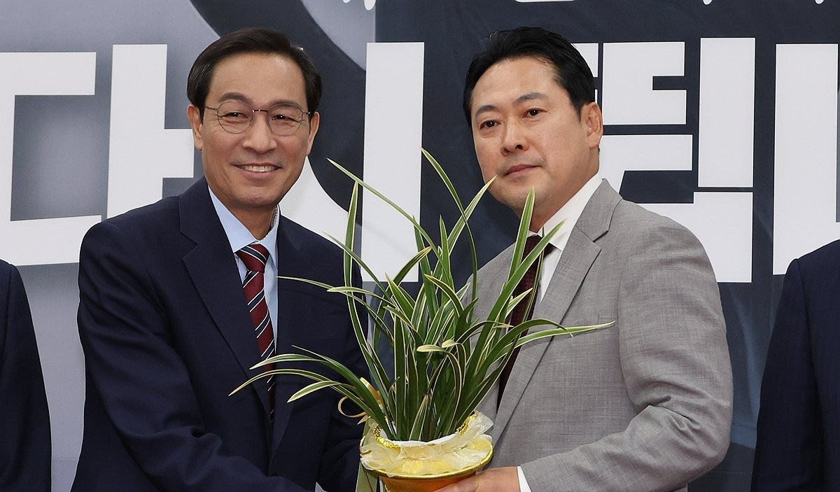 이재명 대통령 축하난 전달하는 우상호 정무수석(사진=연합뉴스)