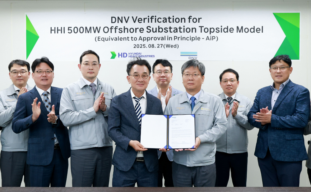 (왼쪽 네 번째) DNV 신성호 영업 대표, (여섯 번째) HD현대중공업 원광식 해양에너지사업본부장).(사진=HD현대)