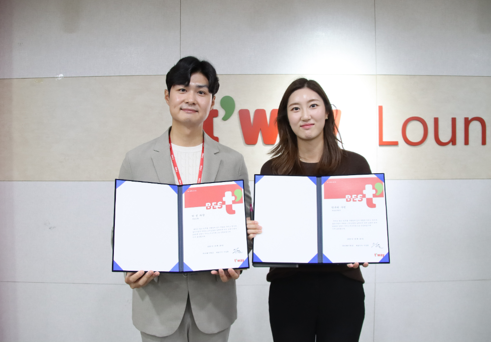 8월 28일(목) 김포공항 화물청사에서 티웨이항공 2025년 상반기 서비스 우수직원에 선정된 수상자들이 수상 후 기념사진을 촬영하고 있다.(사진=티웨이항공)